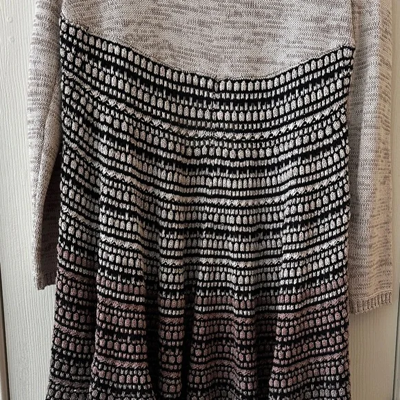 The Pyramid Collection Black and Gray Cardigan - Picture 9 of 9